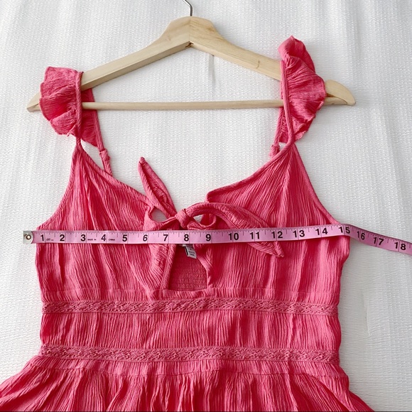 Crinkled Keyhole Cut Out Semi Cropped Tank Top - Picture 7 of 10